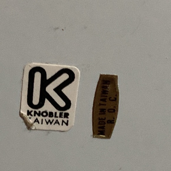 KNOBLER- Metal Bookends with a Bright Green Stegosaurus - Picture 4 of 5